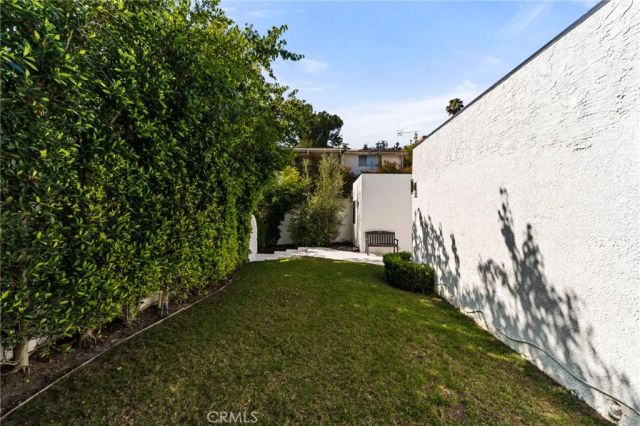 912 Honeywood Rd, Los Angeles, CA 90049