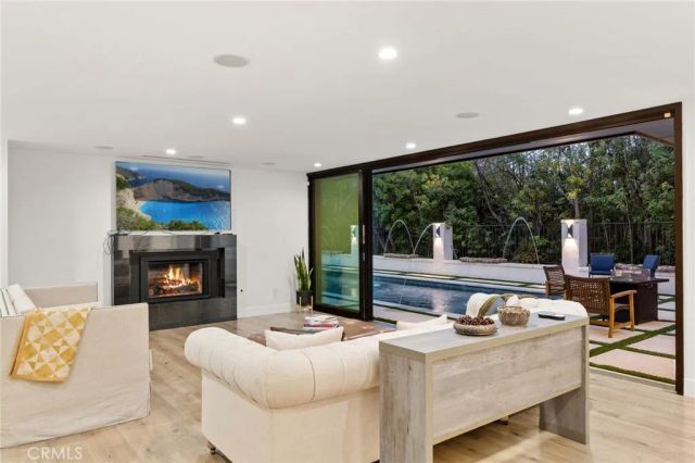 912 Honeywood Rd, Los Angeles, CA 90049