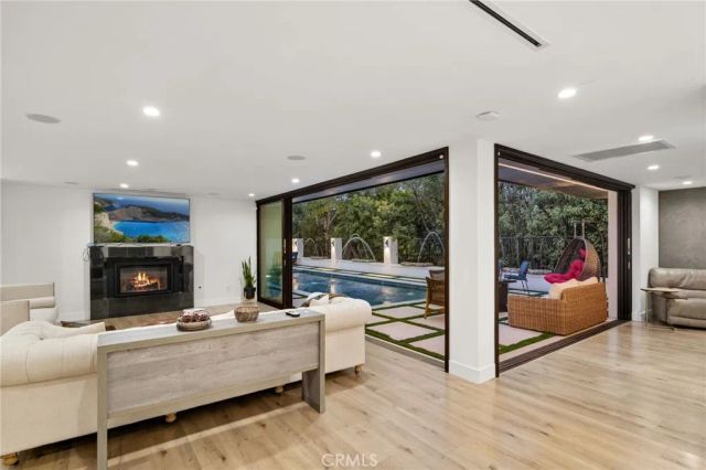 912 Honeywood Rd, Los Angeles, CA 90049
