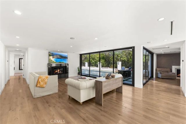 912 Honeywood Rd, Los Angeles, CA 90049