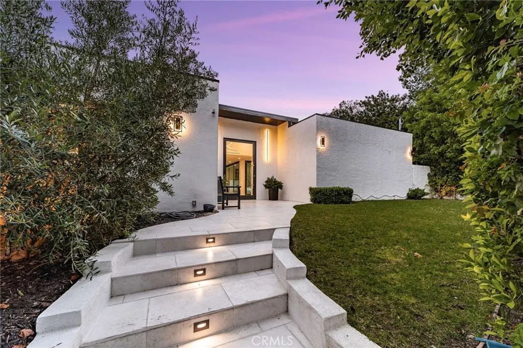 912 Honeywood Rd, Los Angeles, CA 90049
