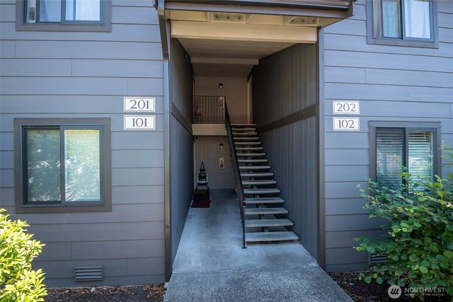 3320 Narrows View Lane NE #102, Bremerton, WA 98310