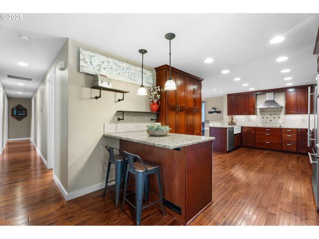 229 N 6th St, Carlton, OR 97111
