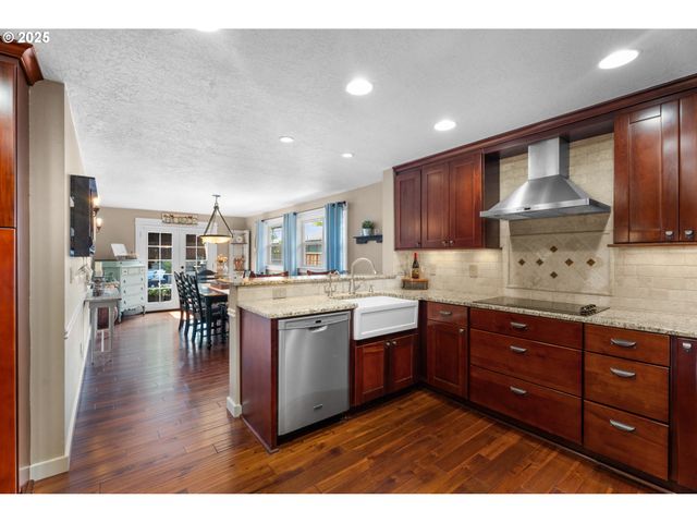 229 N 6th St, Carlton, OR 97111