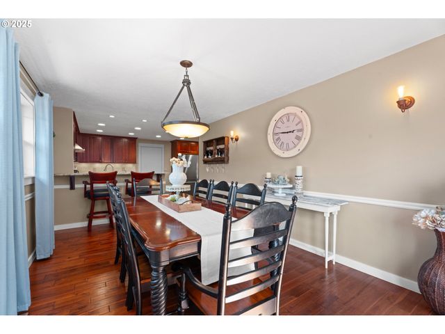 229 N 6th St, Carlton, OR 97111