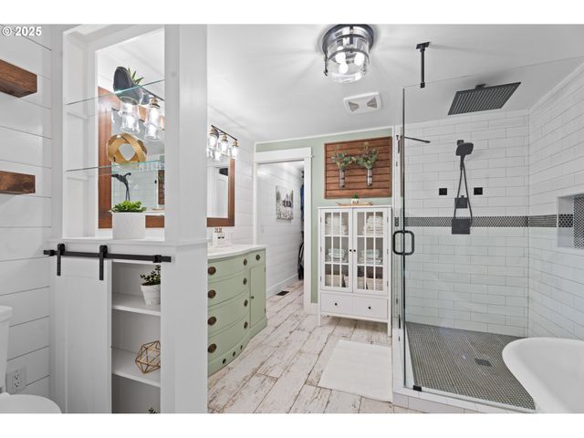 229 N 6th St, Carlton, OR 97111