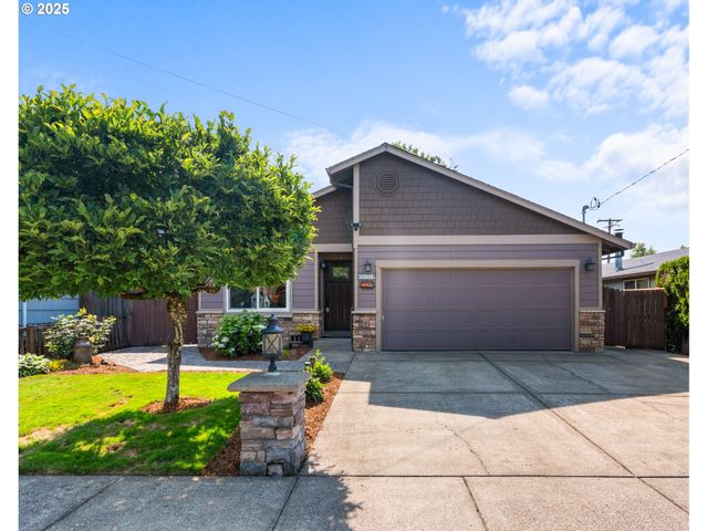 229 N 6th St, Carlton, OR 97111
