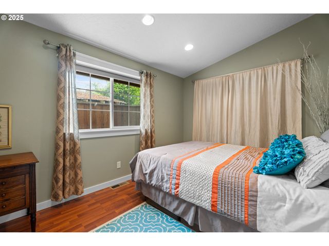 229 N 6th St, Carlton, OR 97111