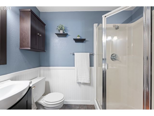 229 N 6th St, Carlton, OR 97111