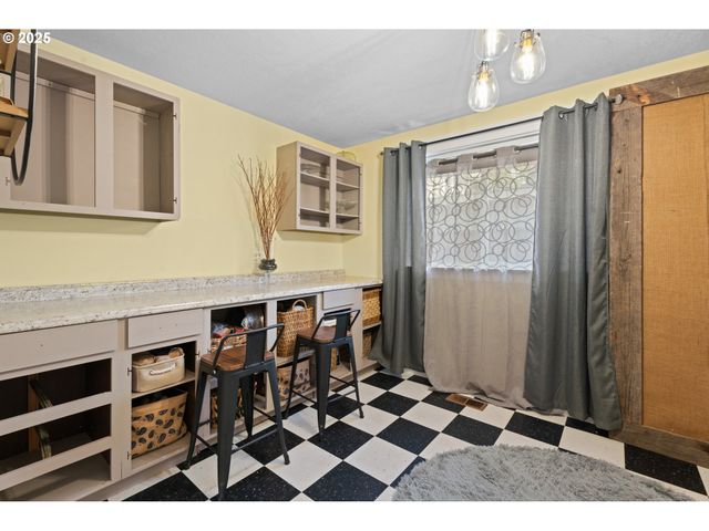 229 N 6th St, Carlton, OR 97111