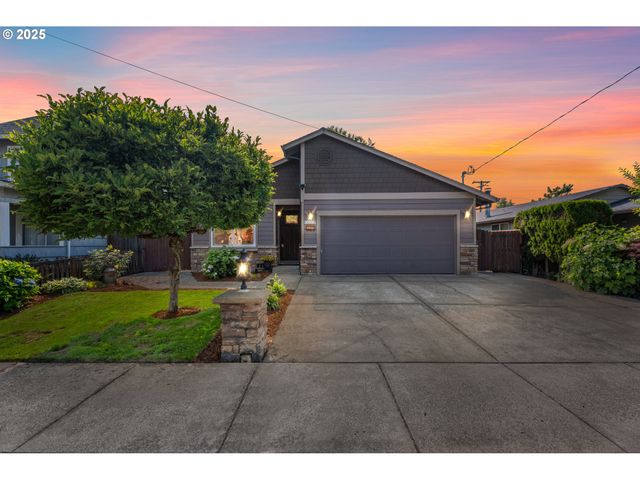 229 N 6th St, Carlton, OR 97111