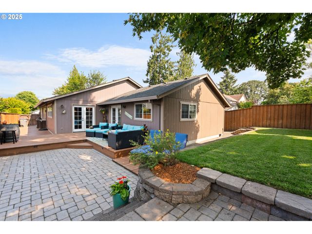 229 N 6th St, Carlton, OR 97111