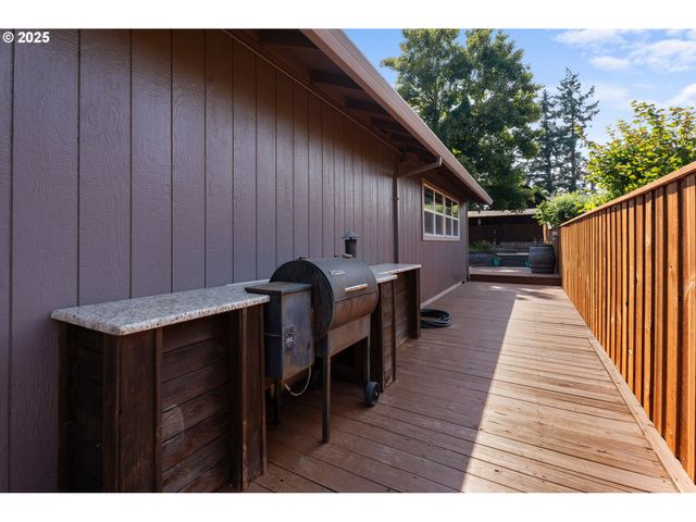 229 N 6th St, Carlton, OR 97111
