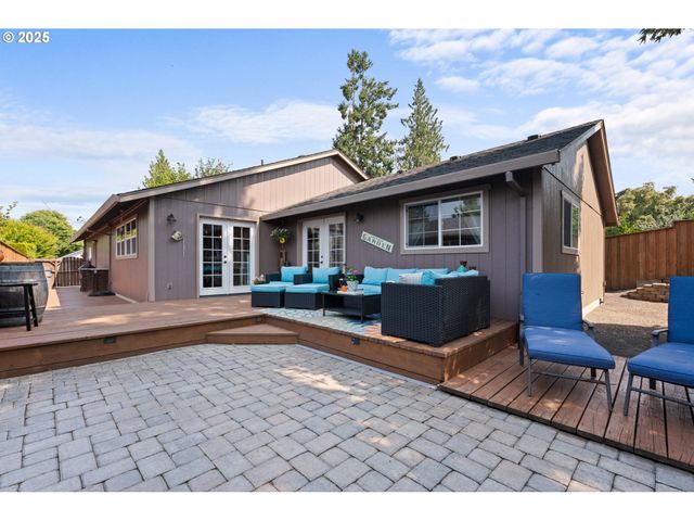 229 N 6th St, Carlton, OR 97111