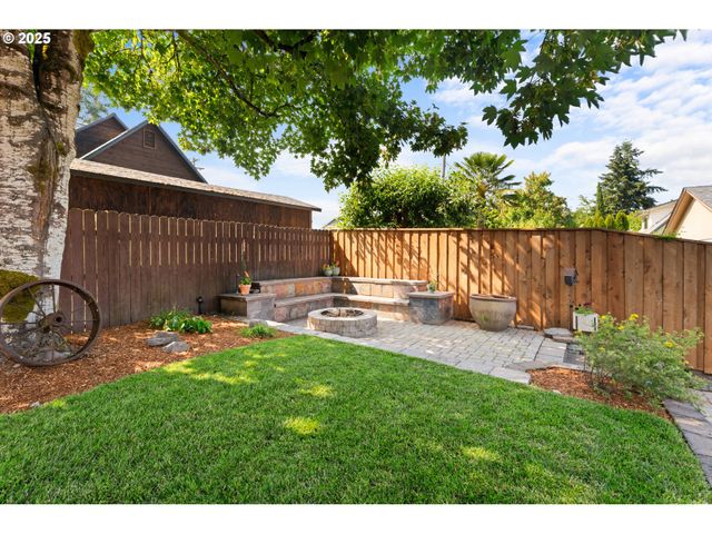 229 N 6th St, Carlton, OR 97111