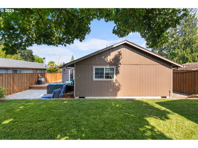 229 N 6th St, Carlton, OR 97111