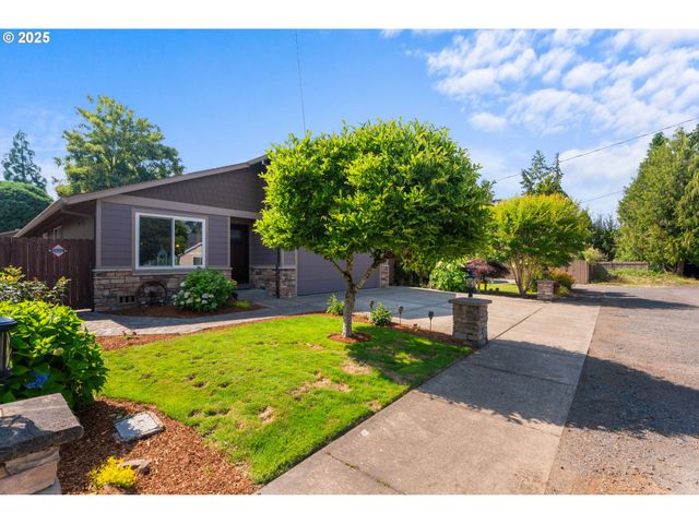 229 N 6th St, Carlton, OR 97111