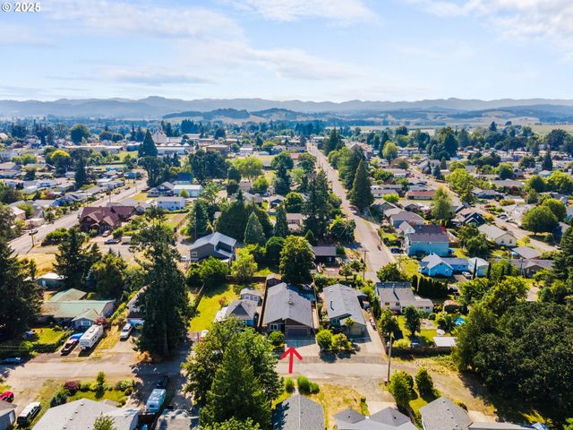 229 N 6th St, Carlton, OR 97111