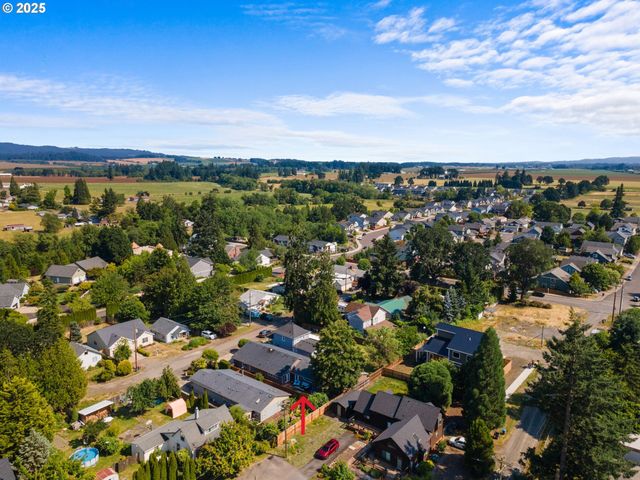 229 N 6th St, Carlton, OR 97111