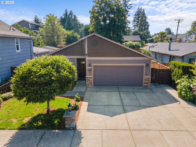 229 N 6th St, Carlton, OR 97111