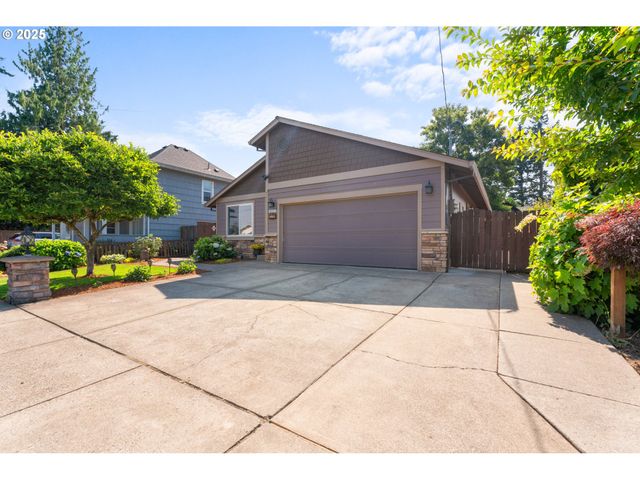 229 N 6th St, Carlton, OR 97111