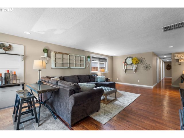 229 N 6th St, Carlton, OR 97111