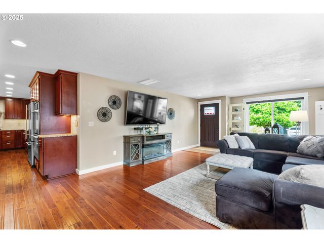 229 N 6th St, Carlton, OR 97111