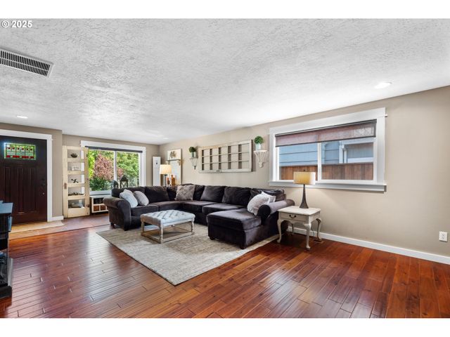229 N 6th St, Carlton, OR 97111