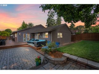 229 N 6th St, Carlton, OR 97111