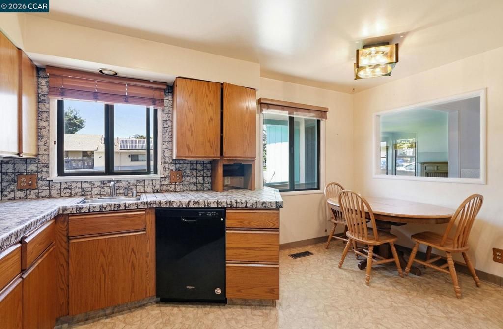Image 12 of property listing at 15184 Andover St, San Leandro, CA 94579