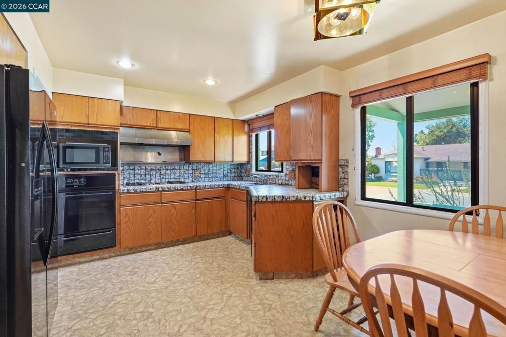 Image 7 of property listing at 15184 Andover St, San Leandro, CA 94579