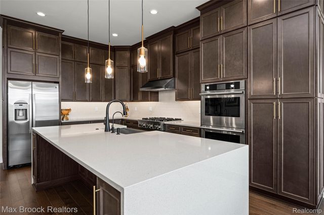 5636 Suffolk Court, West Bloomfield Charter Township, MI 48322