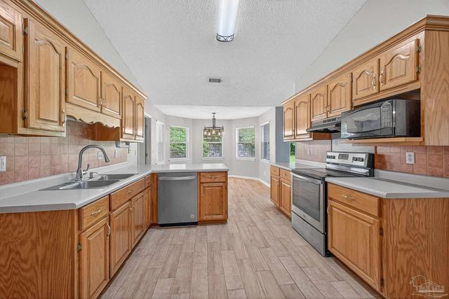 4400 Amberwood Cir, Pace, FL 32571