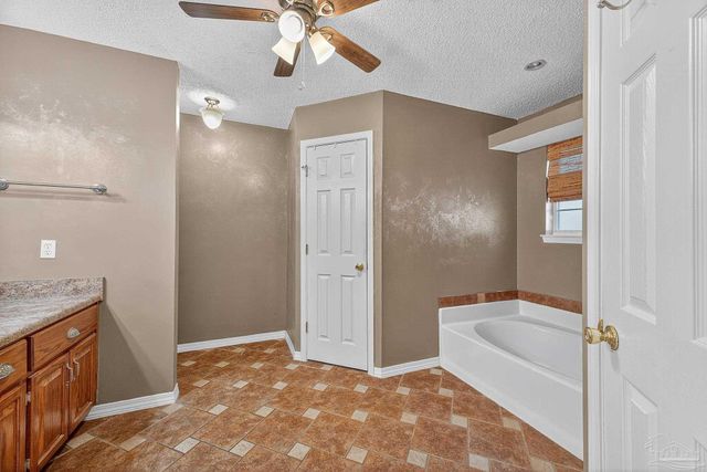 4400 Amberwood Cir, Pace, FL 32571