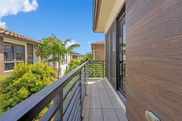 8267 NW 48th St, Doral, FL 33166