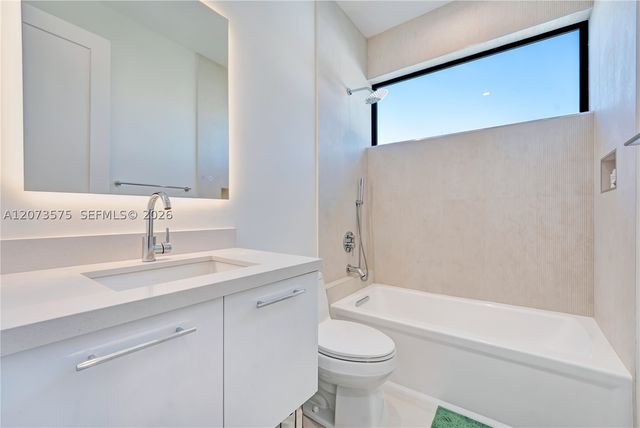 8267 NW 48th St, Doral, FL 33166