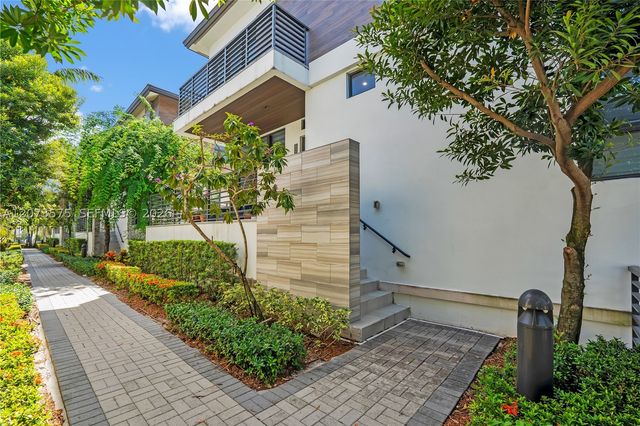 8267 NW 48th St, Doral, FL 33166