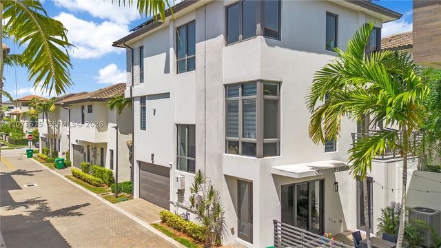 8267 NW 48th St, Doral, FL 33166