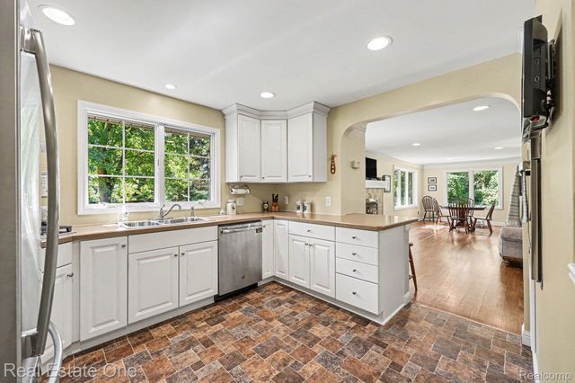 1123 Letica Drive, Rochester, MI 48307