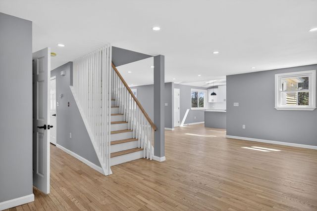 27 Gilcreast Road, Londonderry, NH 03053