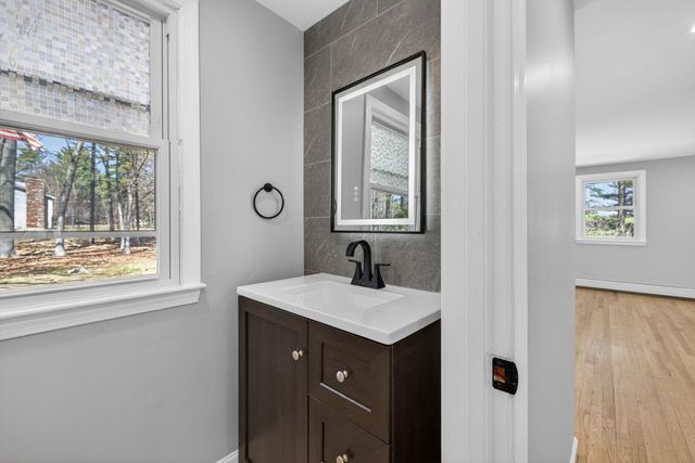 27 Gilcreast Road, Londonderry, NH 03053