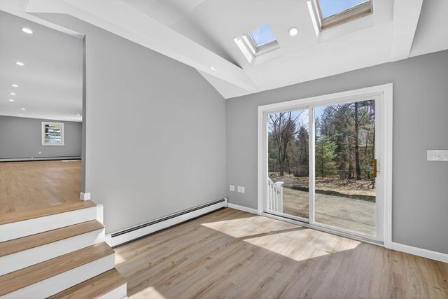 27 Gilcreast Road, Londonderry, NH 03053