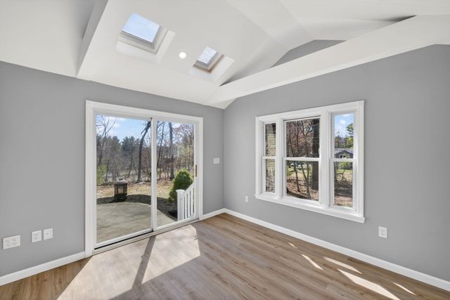 27 Gilcreast Road, Londonderry, NH 03053