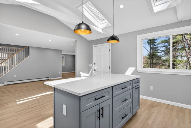 27 Gilcreast Road, Londonderry, NH 03053