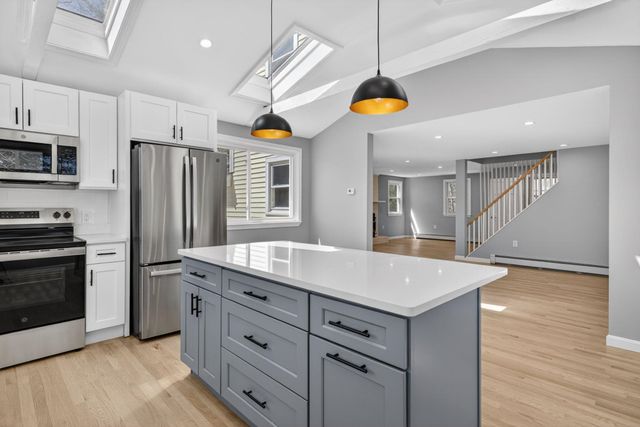 27 Gilcreast Road, Londonderry, NH 03053