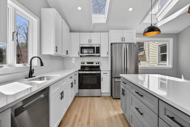 27 Gilcreast Road, Londonderry, NH 03053