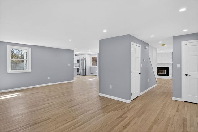 27 Gilcreast Road, Londonderry, NH 03053