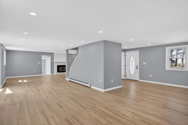 27 Gilcreast Road, Londonderry, NH 03053