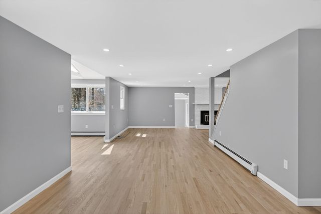 27 Gilcreast Road, Londonderry, NH 03053