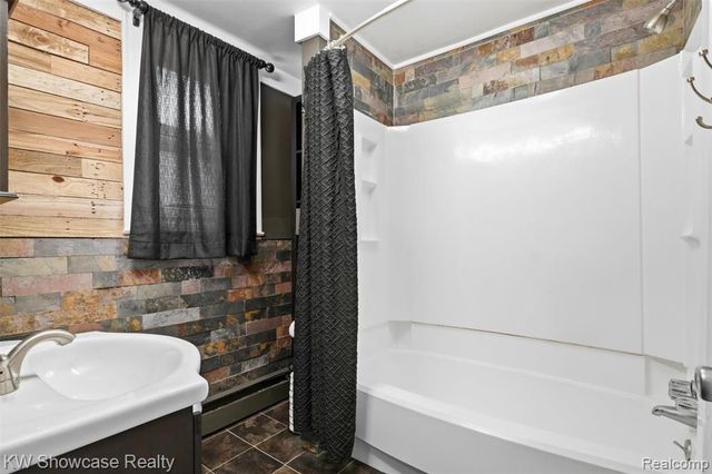 2220 Wixom Road, Commerce Twp, MI 48382